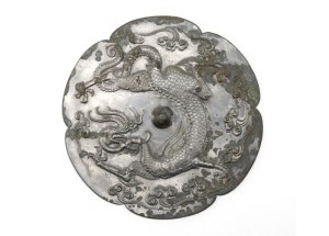 Espelho de bronze chinês  da dinastia Tang decorado com dragão